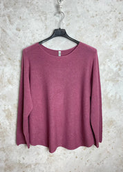 Superpehmeä Cashmere touch -neulepusero, jossa O-pääntie, pitkät hihat ja joustava, miellyttävä materiaali.
