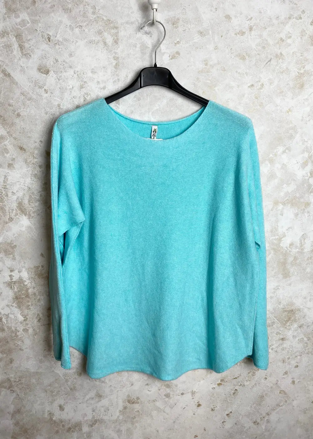Superpehmeä Cashmere touch -neulepusero, jossa O-pääntie, pitkät hihat ja joustava, miellyttävä materiaali.