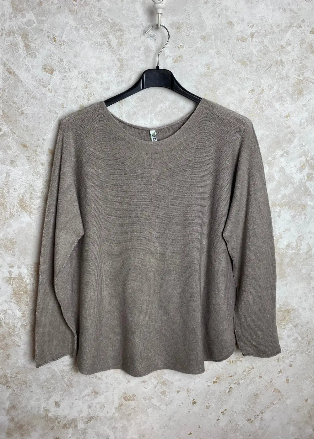 Superpehmeä Cashmere touch -neulepusero, jossa O-pääntie, pitkät hihat ja joustava, miellyttävä materiaali.