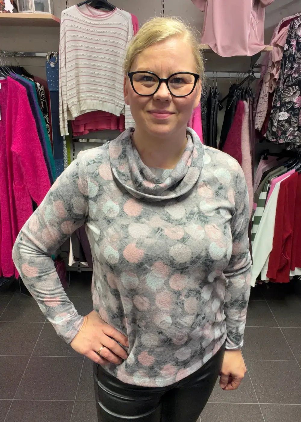 Roosa pallokuosinen neule, jossa pehmoinen materiaali, suora malli, vesiputouskaulus ja täysmittaiset hihat
