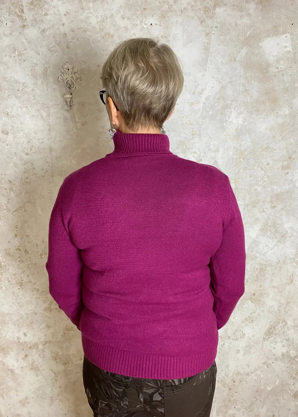 Pehmeä, mauve neule naisellisella mallilla, täysmittaisilla hihoilla, poolokauluksella sekä resoreilla helmassa ja hihansuissa