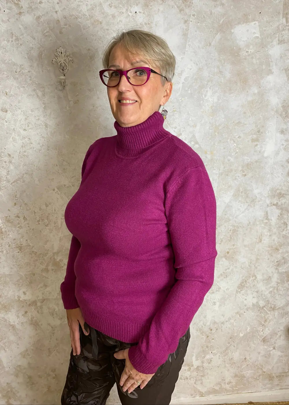 Pehmeä, mauve neule naisellisella mallilla, täysmittaisilla hihoilla, poolokauluksella sekä resoreilla helmassa ja hihansuissa