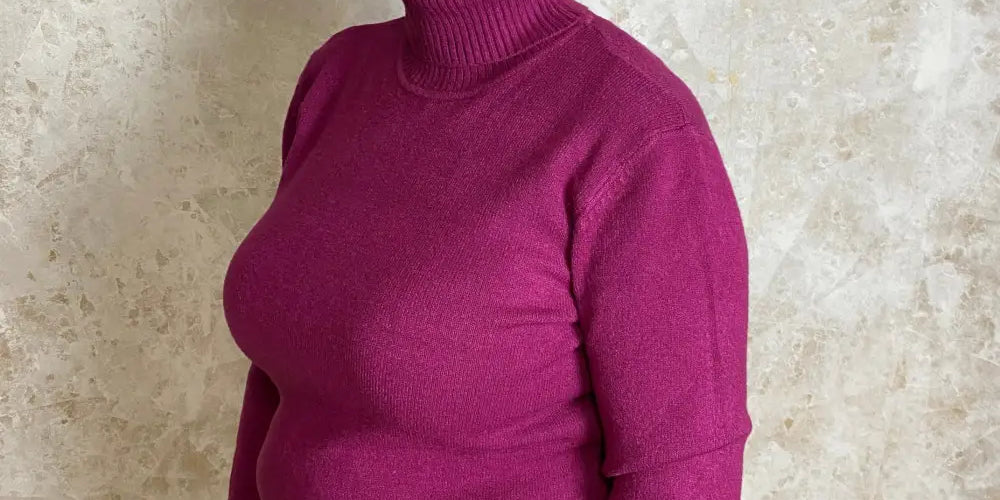 Pehmeä, mauve neule naisellisella mallilla, täysmittaisilla hihoilla, poolokauluksella sekä resoreilla helmassa ja hihansuissa