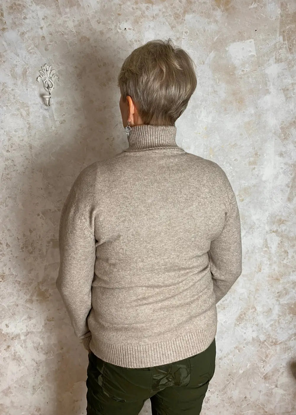 Pehmeä, taupe neule naisellisella mallilla, täysmittaisilla hihoilla, poolokauluksella sekä resoreilla helmassa ja hihansuissa