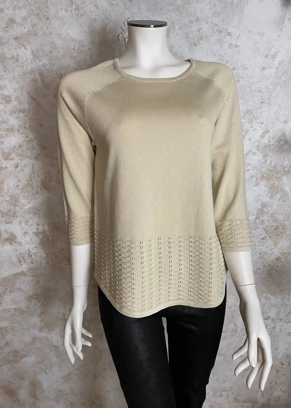 Beige ohut neule, suora malli, kirjailut helmassa ja hihansuissa, vajaamittaiset hihat ja O-pääntie