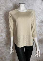 Beige ohut neule, suora malli, kirjailut helmassa ja hihansuissa, vajaamittaiset hihat ja O-pääntie