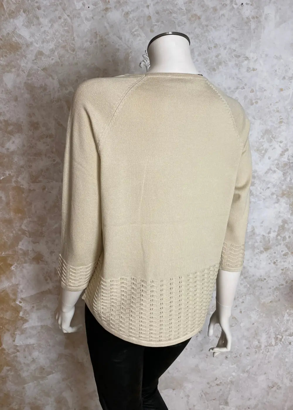 Beige ohut neule, suora malli, kirjailut helmassa ja hihansuissa, vajaamittaiset hihat ja O-pääntie