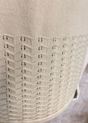 Beige ohut neule, suora malli, kirjailut helmassa ja hihansuissa, vajaamittaiset hihat ja O-pääntie