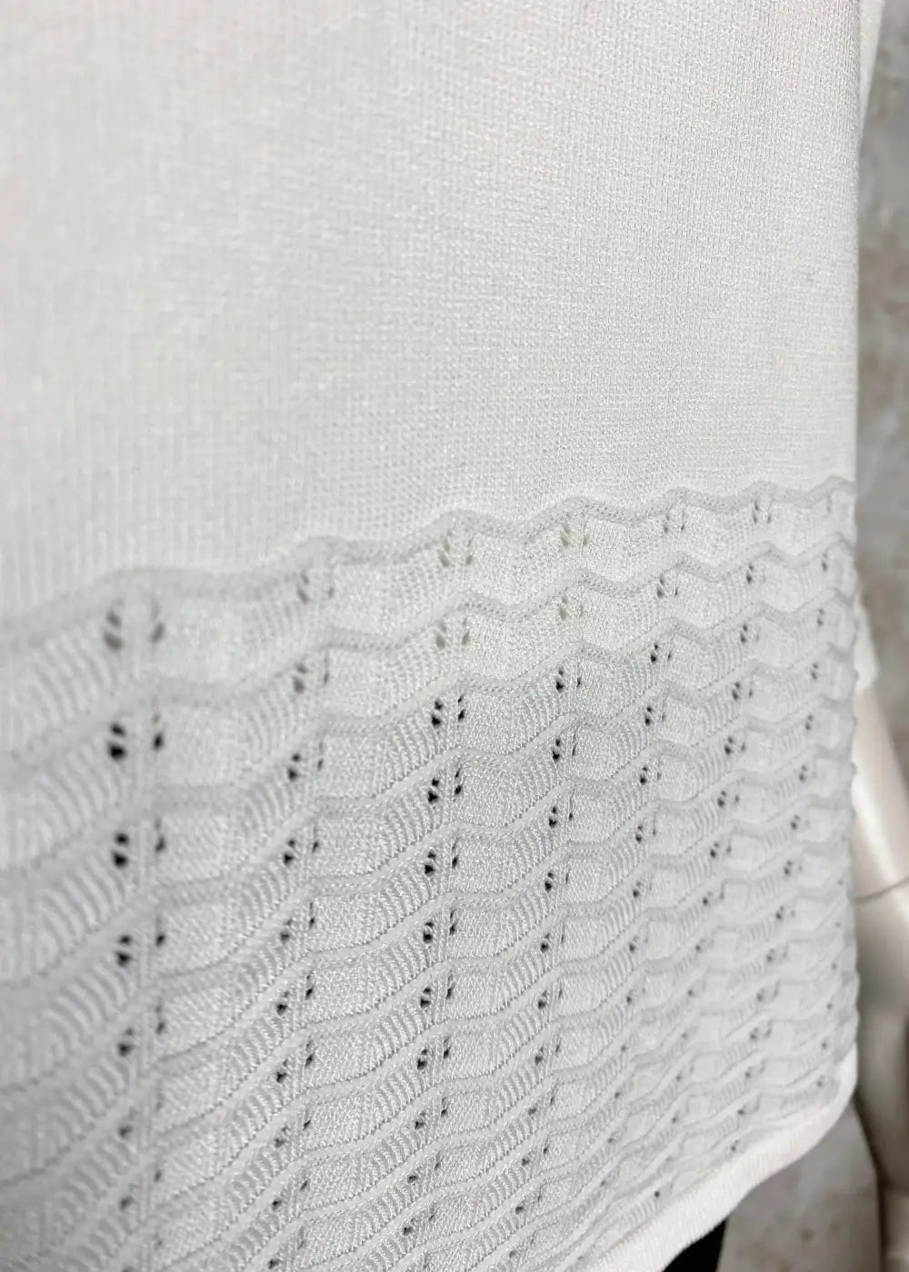 Valkoinen ohut neule, suora malli, kirjailut helmassa ja hihansuissa, vajaamittaiset hihat ja O-pääntie