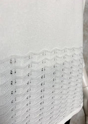 Valkoinen ohut neule, suora malli, kirjailut helmassa ja hihansuissa, vajaamittaiset hihat ja O-pääntie