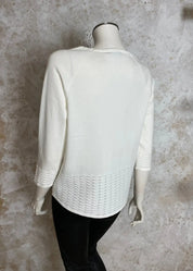 Valkoinen ohut neule, suora malli, kirjailut helmassa ja hihansuissa, vajaamittaiset hihat ja O-pääntie