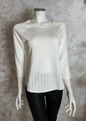 Valkoinen ohut neule, suora malli, kirjailut helmassa ja hihansuissa, vajaamittaiset hihat ja O-pääntie