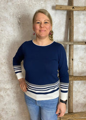 Naisten tummansininen pitkähihainen neule, ohut materiaali, suora malli, O-pääntie ja valko-beige raidat helmassa ja hihoissa