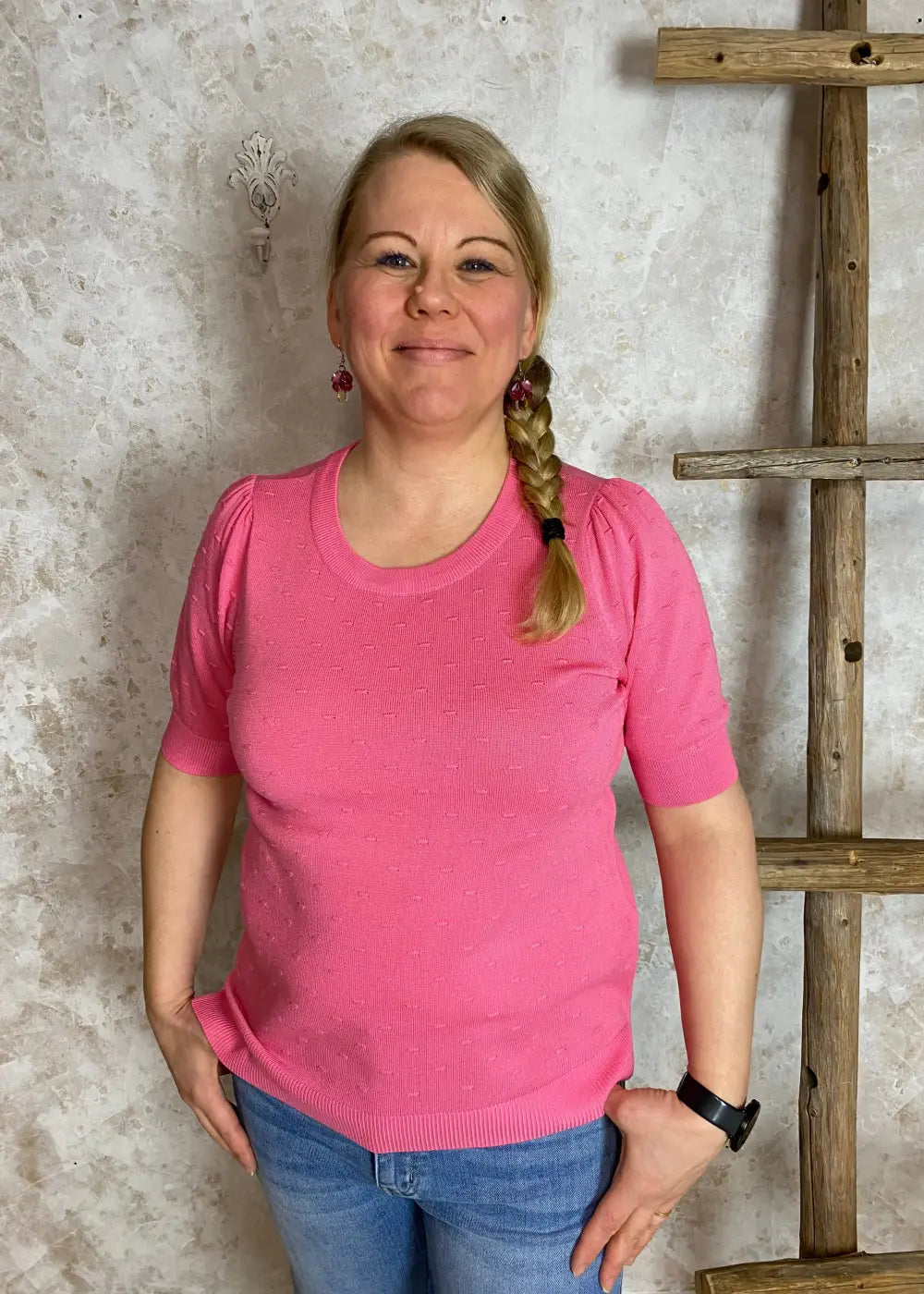 Naisten pinkki ohut neule kohokuvioilla, suora malli, lyhyet leveät hihat, O-pääntie, resorit ja halkiot helmassa