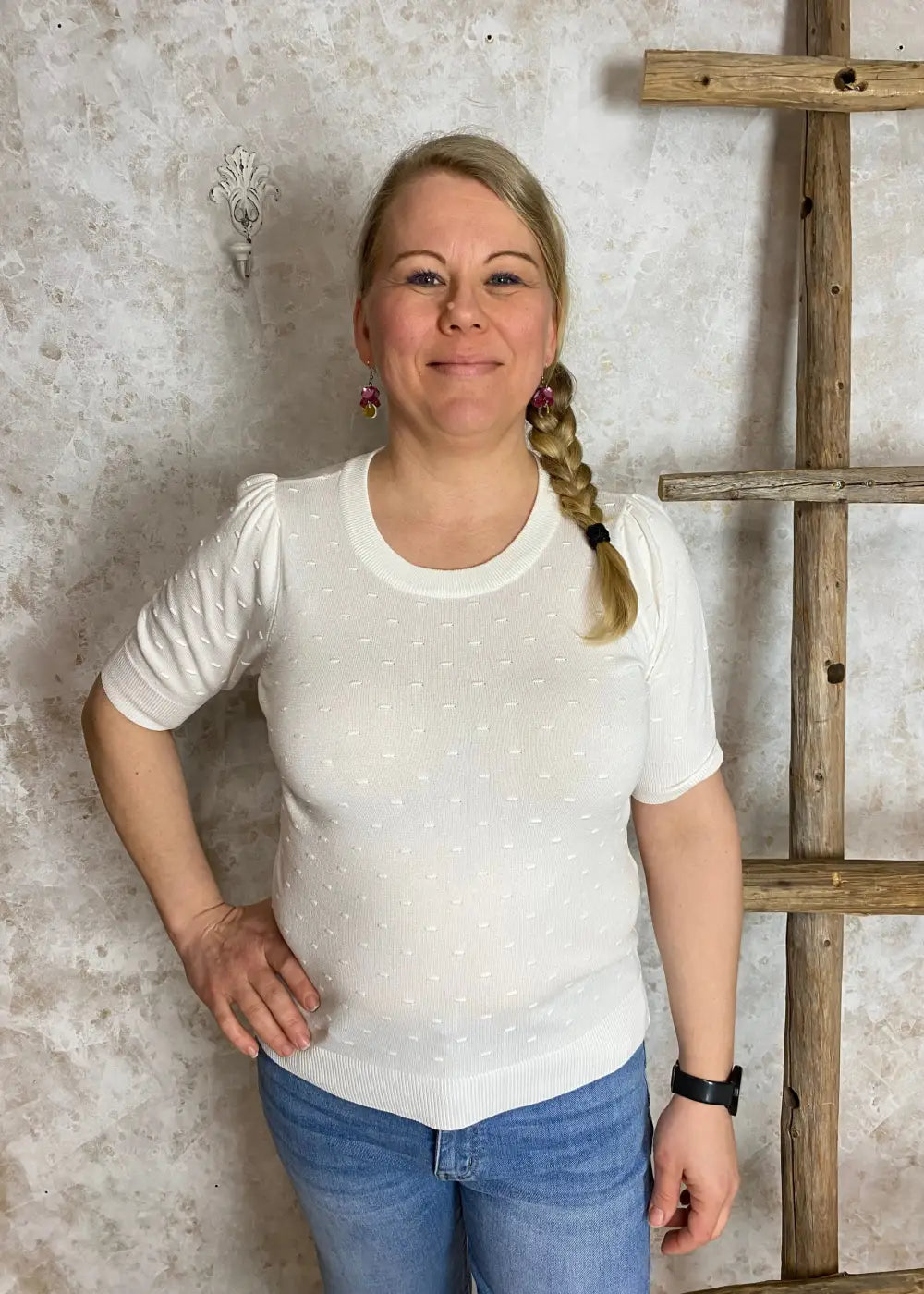 Naisten valkoinen ohut neule kohokuvioilla, suora malli, lyhyet leveät hihat, O-pääntie, resorit ja halkiot helmassa