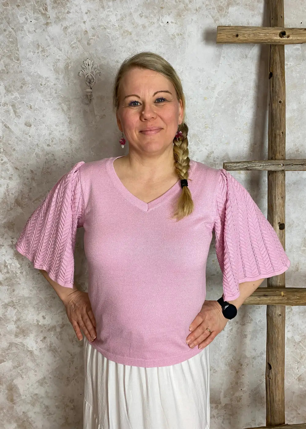 Naisten ihanan naisellinen neule, pehmeä materiaali, puhvihihat kirjailulla, kapeneva helma, lyhyet halkiot ja V-pääntie