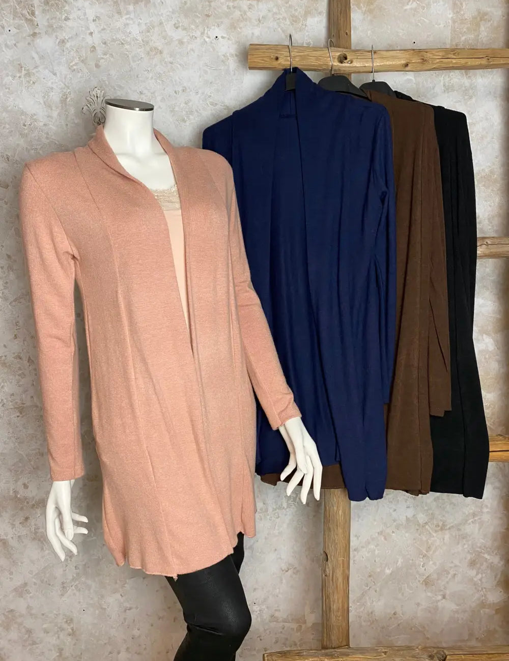 Naisten avomallinen neuletakki, pehmeä materiaali, kaulus ja täyspitkät hihat – tyylikäs ja naisellinen valinta arkeen.