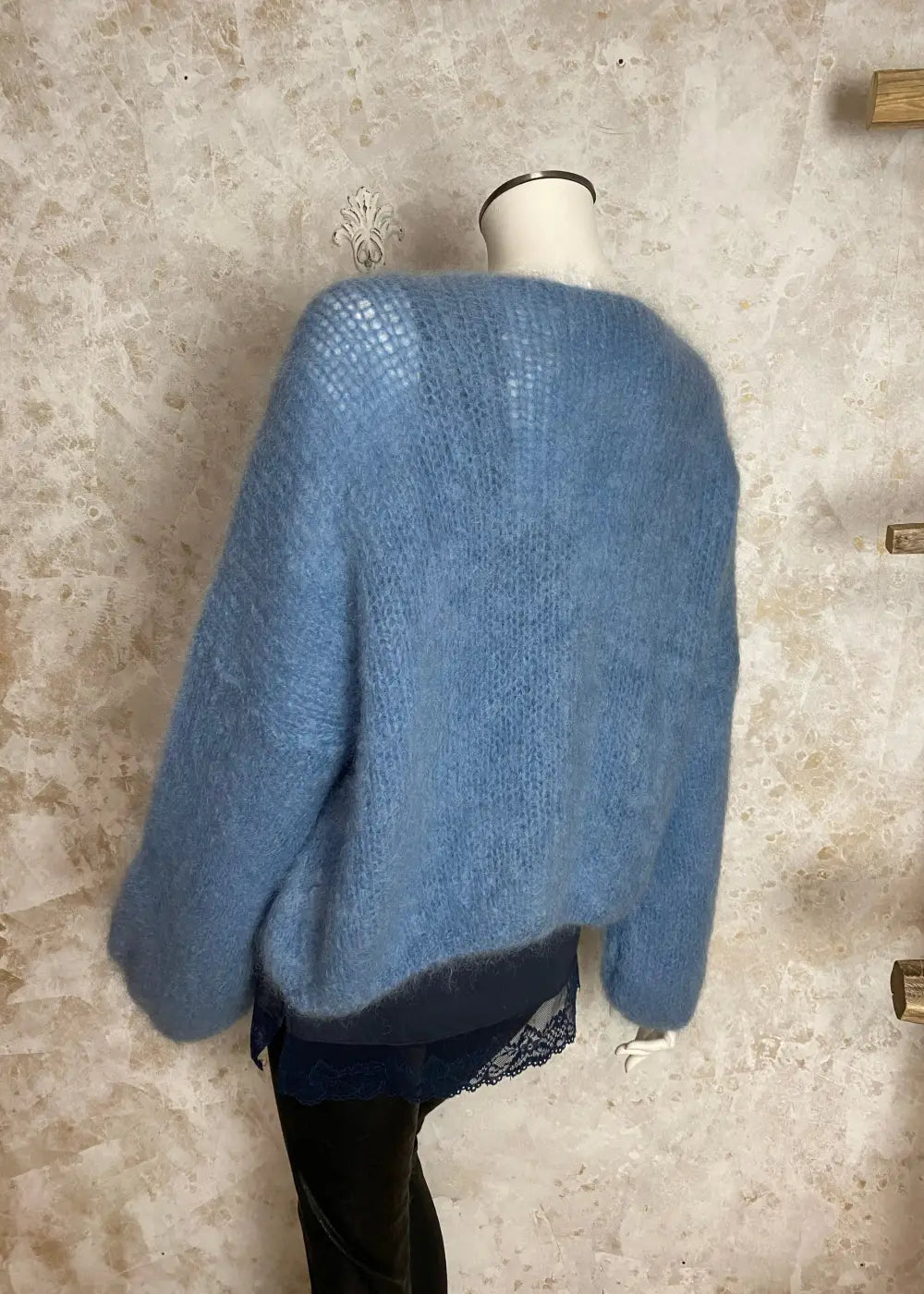 Naisten ylellinen mohairneuletakki, lämmin pörröinen mohairsekoite, nappikiinnitys, suoramalli, resori helmassa, lepakkohihat, V-pääntie