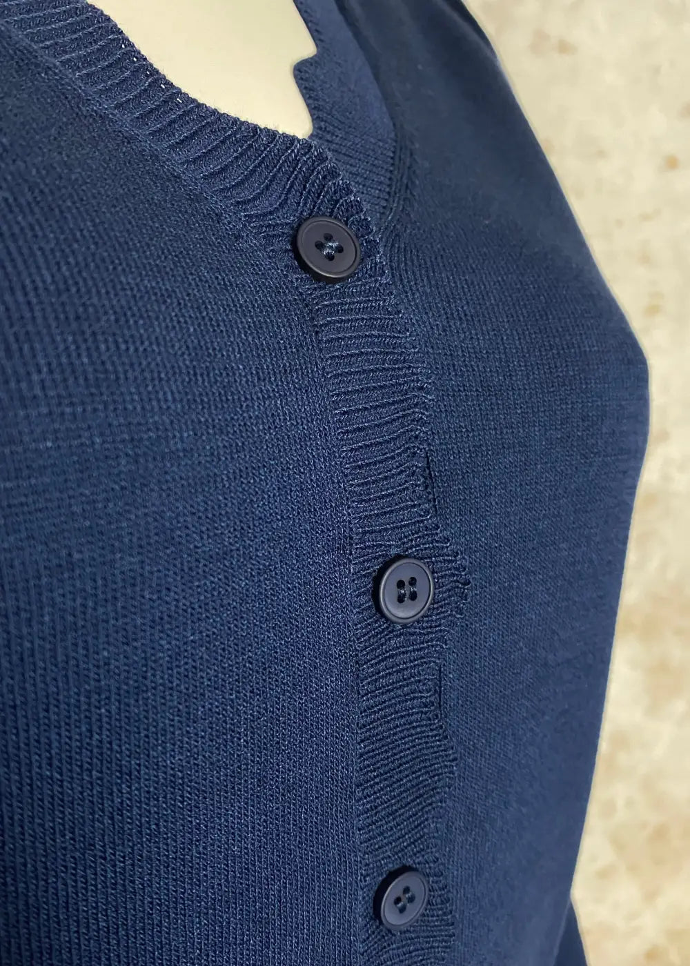 Naisten suloinen tummansininen lyhyt neuletakki ohuehkoa neulosta, edessä napit, suora malli, täyspitkät puffihihat ja avara V-pääntie