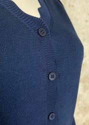 Naisten suloinen tummansininen lyhyt neuletakki ohuehkoa neulosta, edessä napit, suora malli, täyspitkät puffihihat ja avara V-pääntie