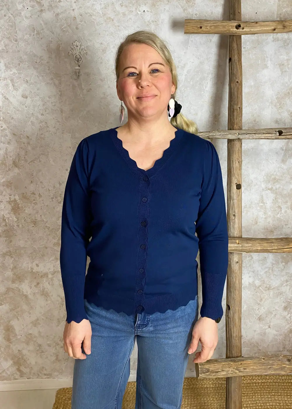 Naisten suloinen tummansininen lyhyt neuletakki ohuehkoa neulosta, edessä napit, suora malli, täyspitkät puffihihat ja avara V-pääntie