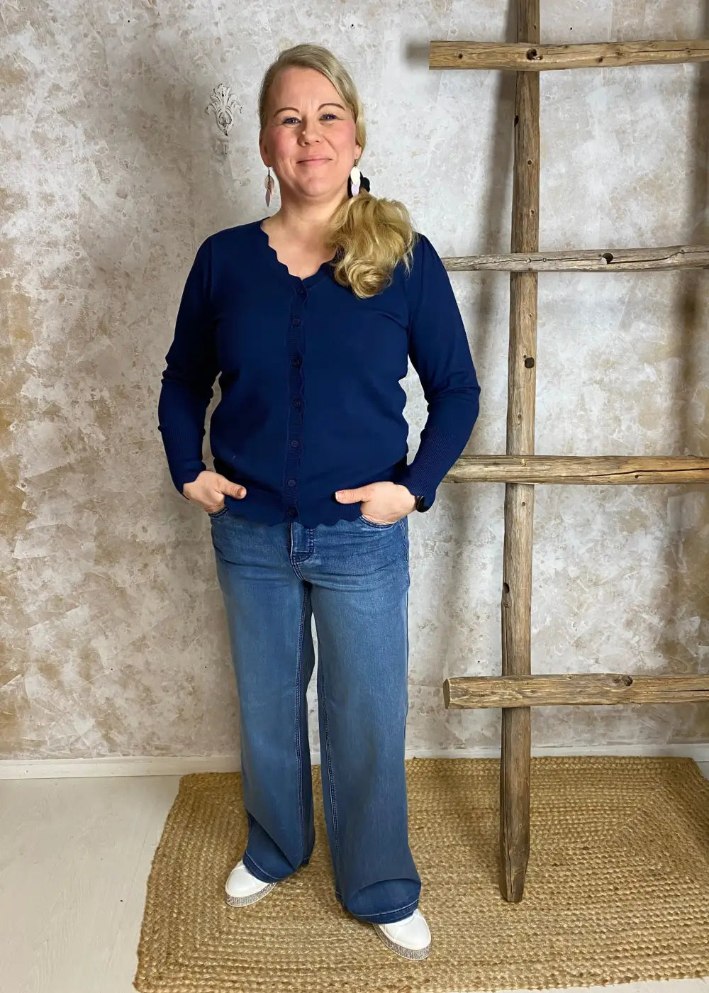 Naisten suloinen tummansininen lyhyt neuletakki ohuehkoa neulosta, edessä napit, suora malli, täyspitkät puffihihat ja avara V-pääntie