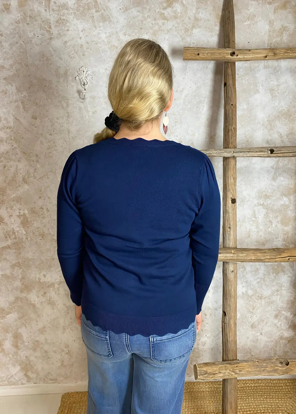 Naisten suloinen tummansininen lyhyt neuletakki ohuehkoa neulosta, edessä napit, suora malli, täyspitkät puffihihat ja avara V-pääntie