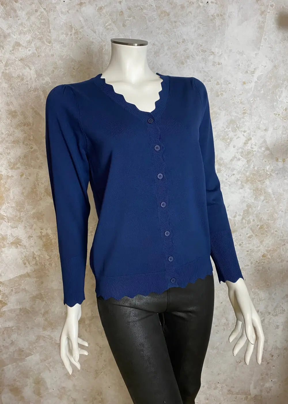 Naisten suloinen tummansininen lyhyt neuletakki ohuehkoa neulosta, edessä napit, suora malli, täyspitkät puffihihat ja avara V-pääntie