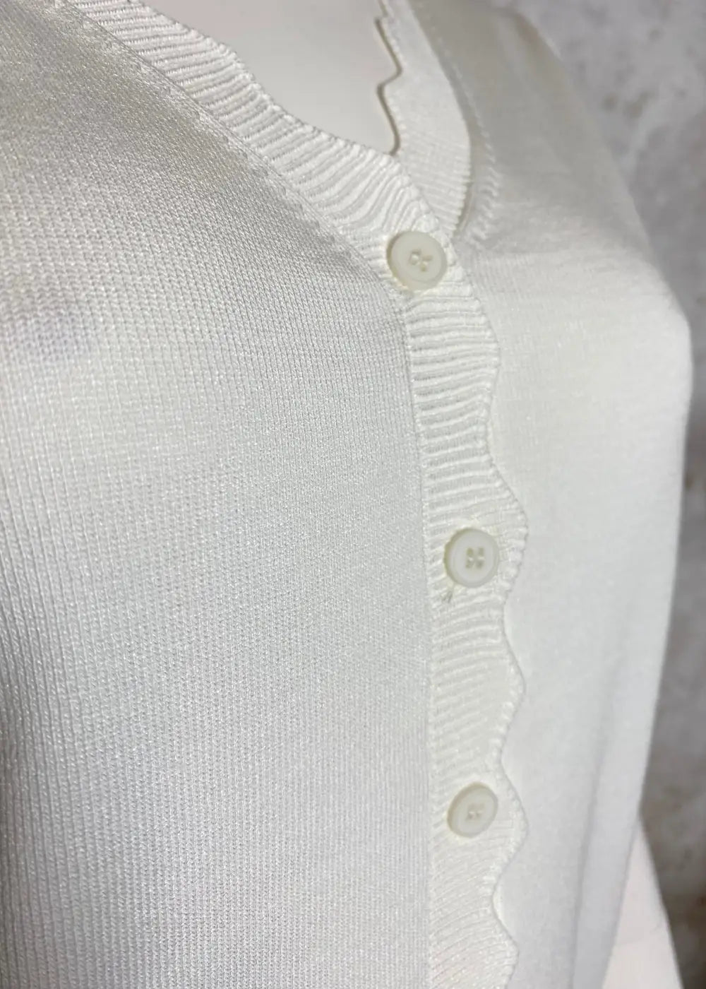 Naisten valkoinen lyhyt neuletakki ohuehkoa pehmeää neulosta, edessä napit, suora malli, täyspitkät puffihihat ja avara V-pääntie