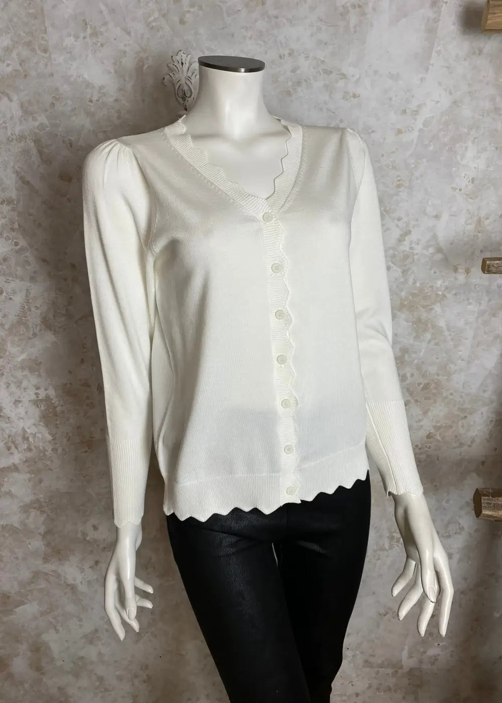 Naisten valkoinen lyhyt neuletakki ohuehkoa pehmeää neulosta, edessä napit, suora malli, täyspitkät puffihihat ja avara V-pääntie