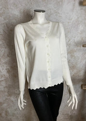 Naisten valkoinen lyhyt neuletakki ohuehkoa pehmeää neulosta, edessä napit, suora malli, täyspitkät puffihihat ja avara V-pääntie