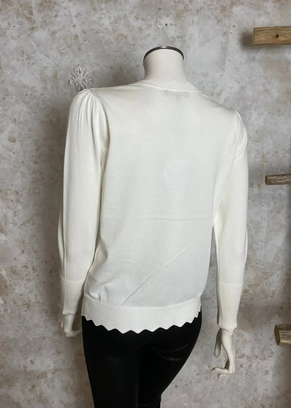 Naisten valkoinen lyhyt neuletakki ohuehkoa pehmeää neulosta, edessä napit, suora malli, täyspitkät puffihihat ja avara V-pääntie