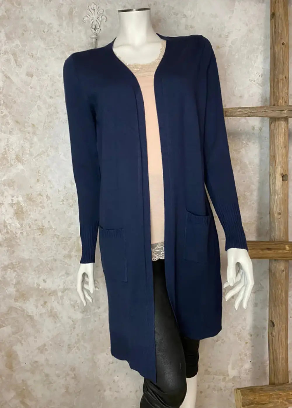 Pitkä avomallinen neuletakki pehmeästä ohuesta neuloksesta, suora malli, täyspitkät hihat ja taskut edessä