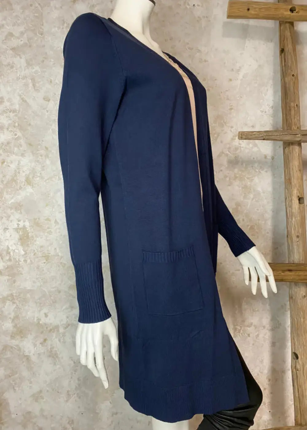 Pitkä avomallinen neuletakki pehmeästä ohuesta neuloksesta, suora malli, täyspitkät hihat ja taskut edessä