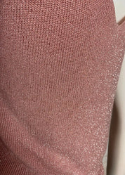 Säihkyvä hihaton neuletoppi naisille, kimaltava kuosi, suora malli ja syvä V-kaula-aukko – tyylikäs arkeen ja juhlaan.