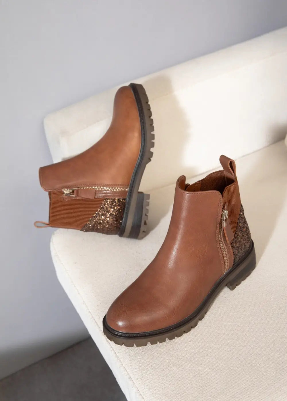 Kamelinsävyiset nilkkurit kimaltavalla kantapäällä, joustavalla resorilla ja vetoketjuilla – tyylikkäät arkeen ja juhlaan