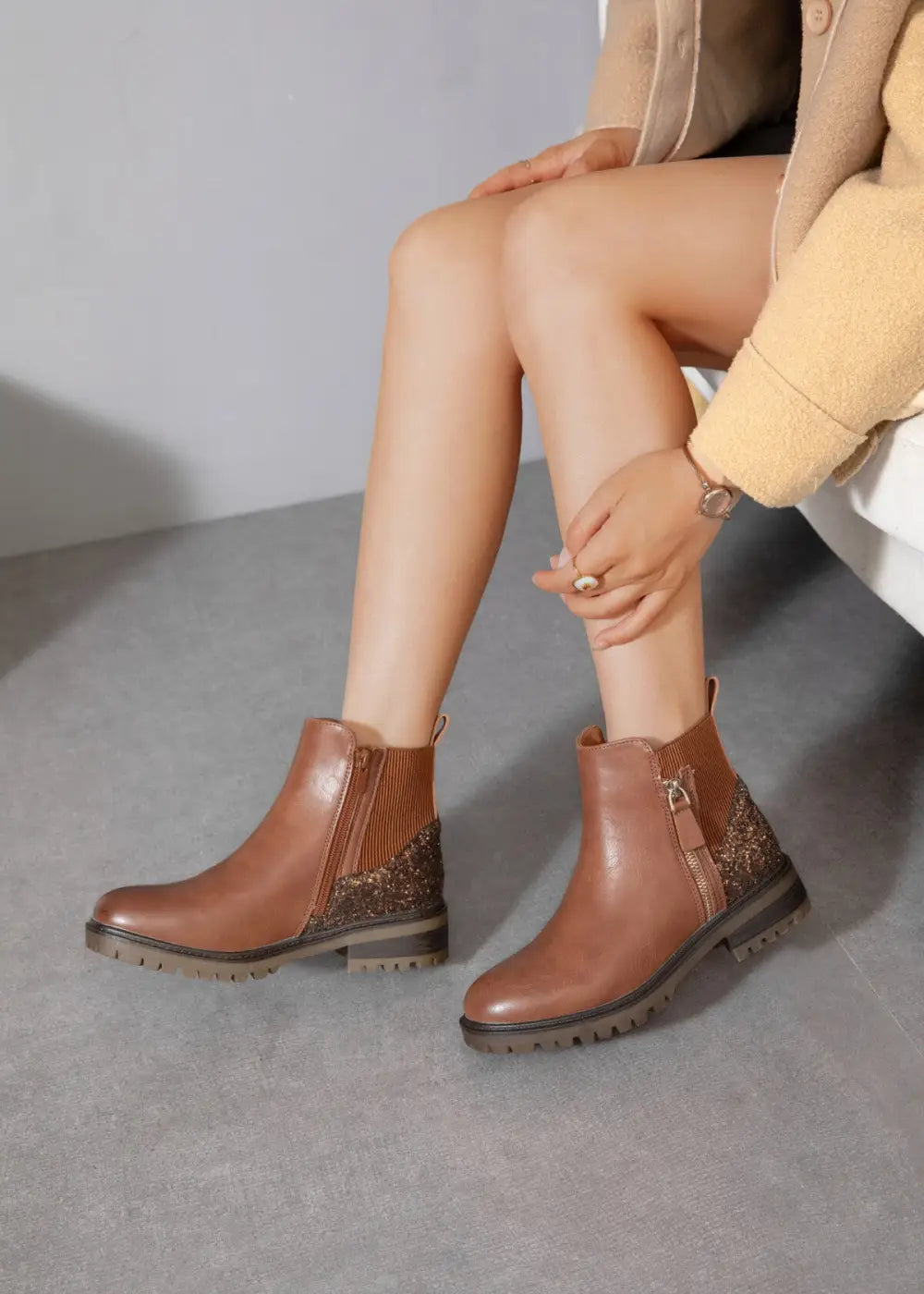 Kamelinsävyiset nilkkurit kimaltavalla kantapäällä, joustavalla resorilla ja vetoketjuilla – tyylikkäät arkeen ja juhlaan