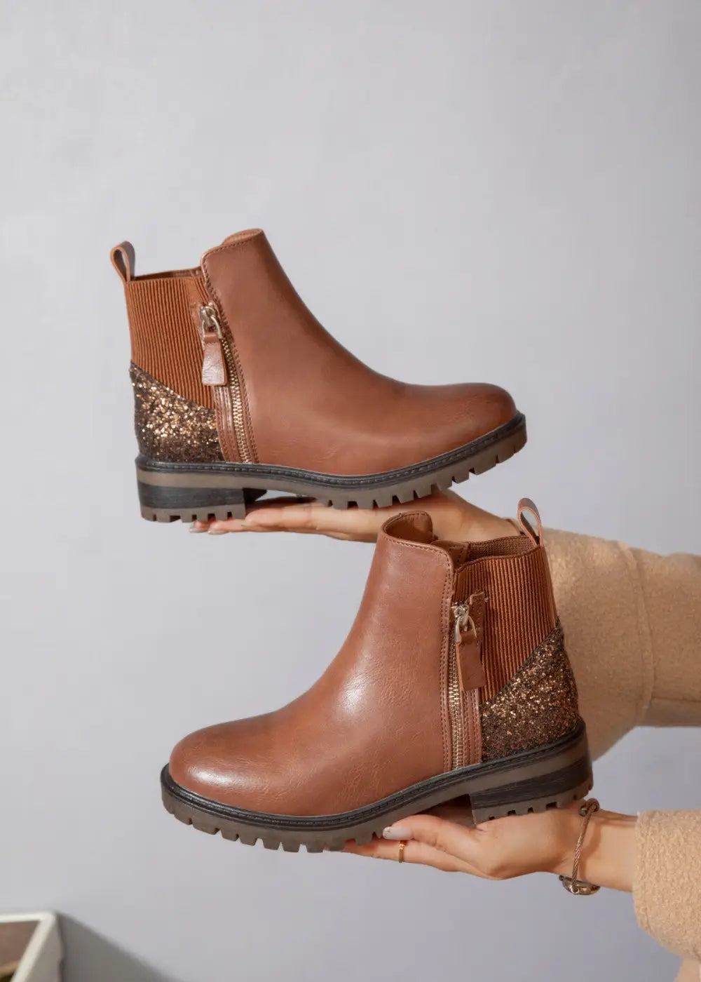 Kamelinsävyiset nilkkurit kimaltavalla kantapäällä, joustavalla resorilla ja vetoketjuilla – tyylikkäät arkeen ja juhlaan