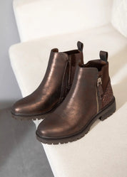 Ruskeat nilkkurit kimaltavalla kantapäällä, joustavalla resorilla ja vetoketjuilla – tyylikkäät arkeen ja juhlaan