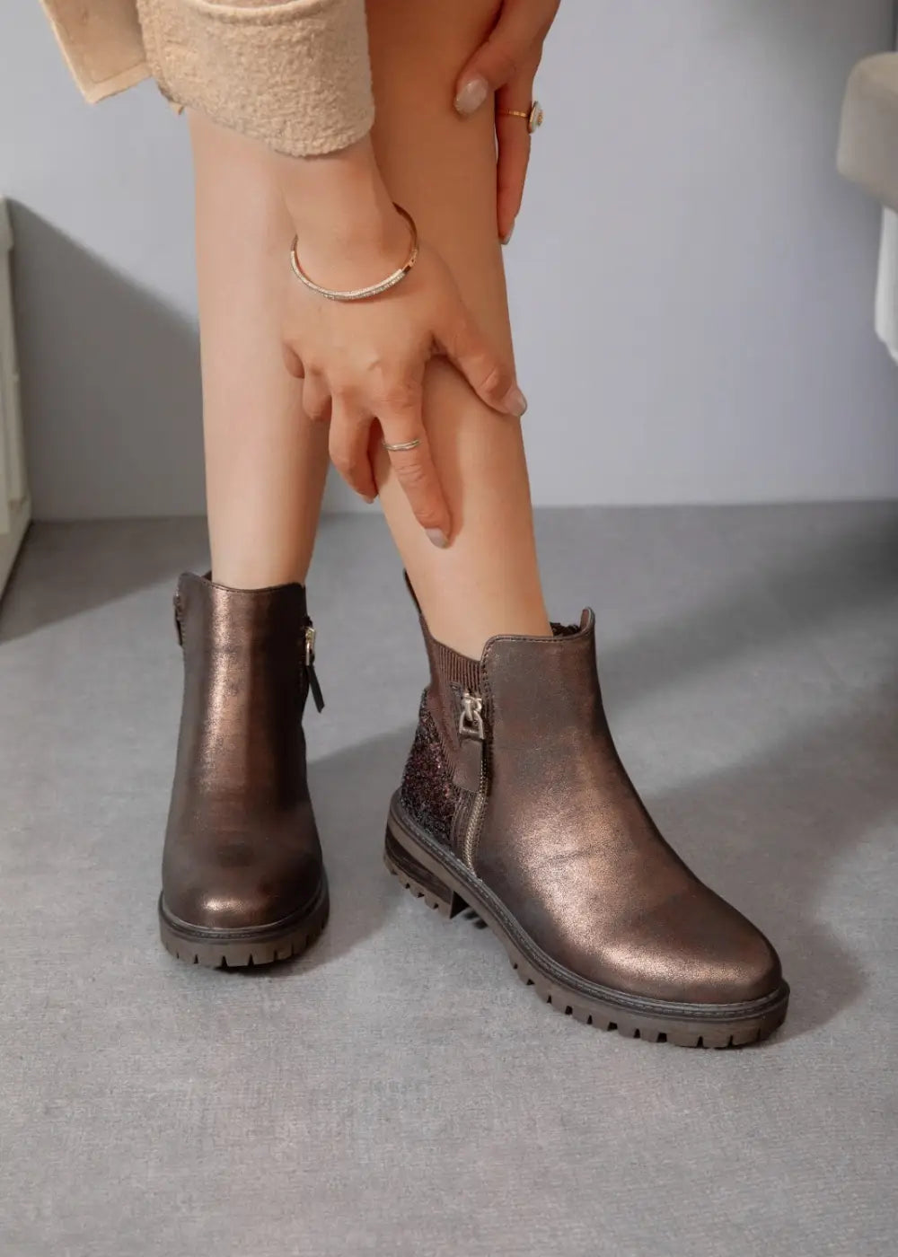 Ruskeat nilkkurit kimaltavalla kantapäällä, joustavalla resorilla ja vetoketjuilla – tyylikkäät arkeen ja juhlaan