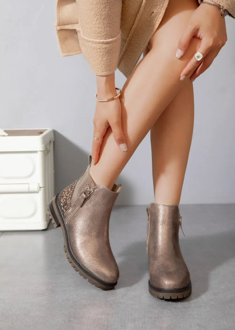 Taupe-kulta nilkkurit kimaltavalla kantapäällä, joustavalla resorilla ja vetoketjuilla – ylelliset arkeen ja juhlaan