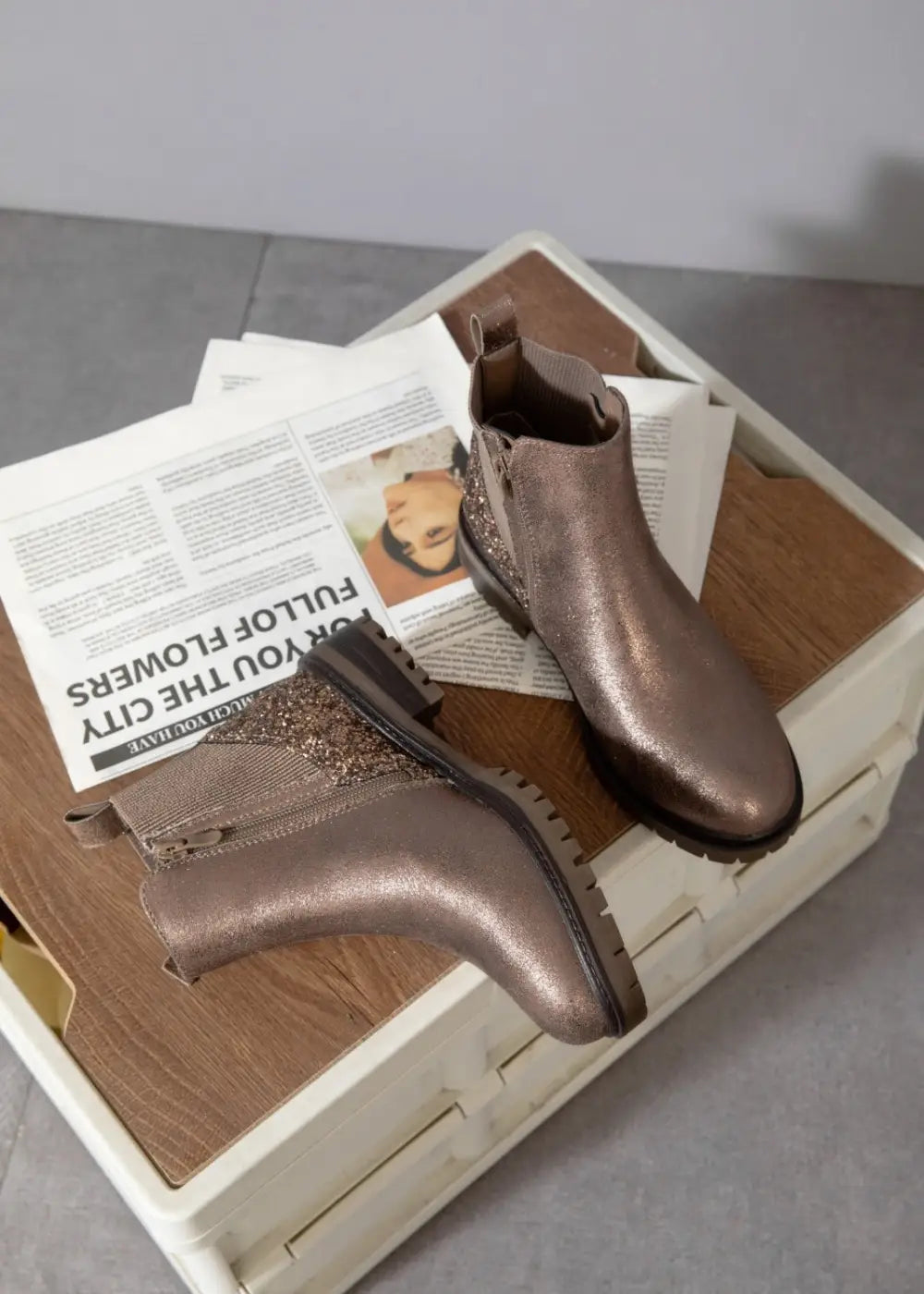 Taupe-kulta nilkkurit kimaltavalla kantapäällä, joustavalla resorilla ja vetoketjuilla – ylelliset arkeen ja juhlaan