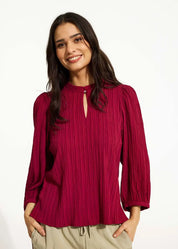 Naisellinen puhvihihapaita raidallisella tekstuurilla, röyhelökauluksella ja laskeutuvalla materiaalilla arkeen ja juhlaan