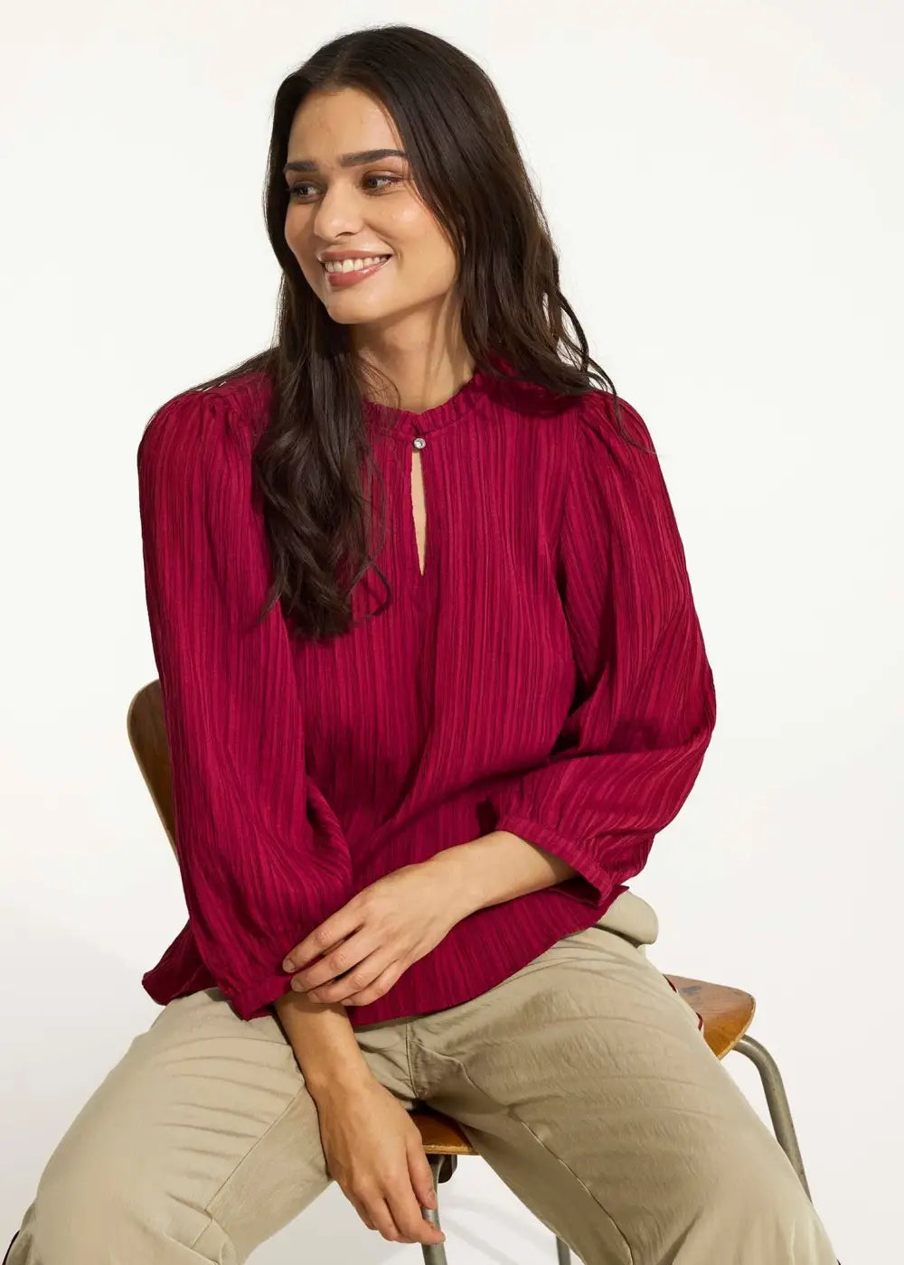 Naisellinen puhvihihapaita raidallisella tekstuurilla, röyhelökauluksella ja laskeutuvalla materiaalilla arkeen ja juhlaan