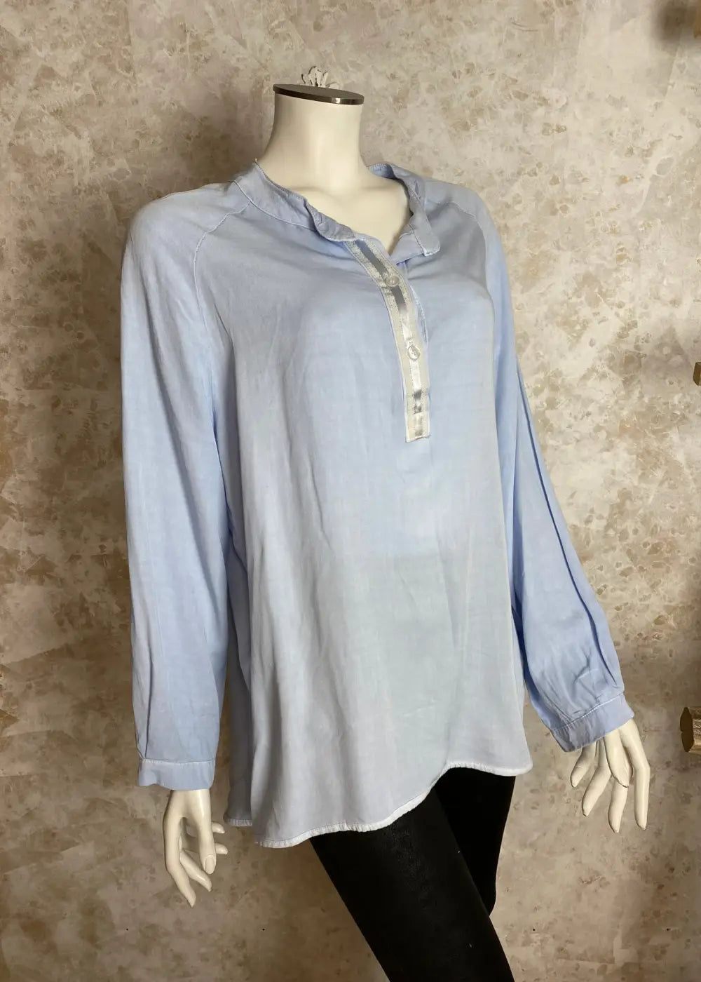 Huolettoman kevyt pitkä pusero selkäyksityiskohdalla, LOVE-koristeteksti, suora malli, lyhyt napitus ja pidempi helma takana