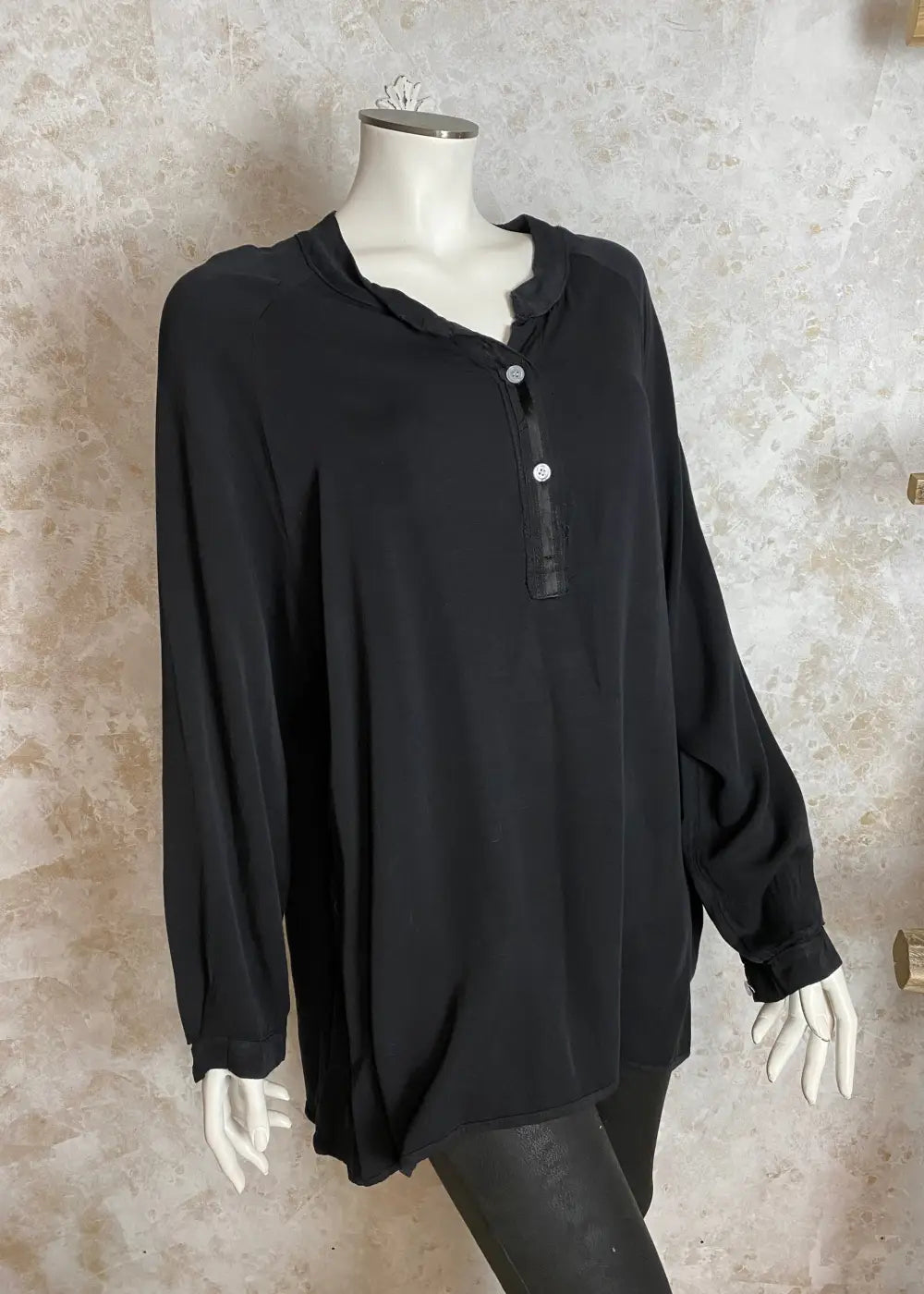 Huolettoman kevyt pitkä pusero selkäyksityiskohdalla, LOVE-koristeteksti, suora malli, lyhyt napitus ja pidempi helma takana