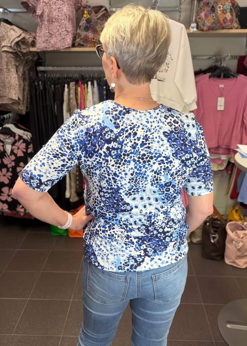 Lyhythihainen pusero kirkkaan sinisenä, joustava materiaali, edessä laskos, kapeneva helma, kuminauharypytys ja O-pääntie