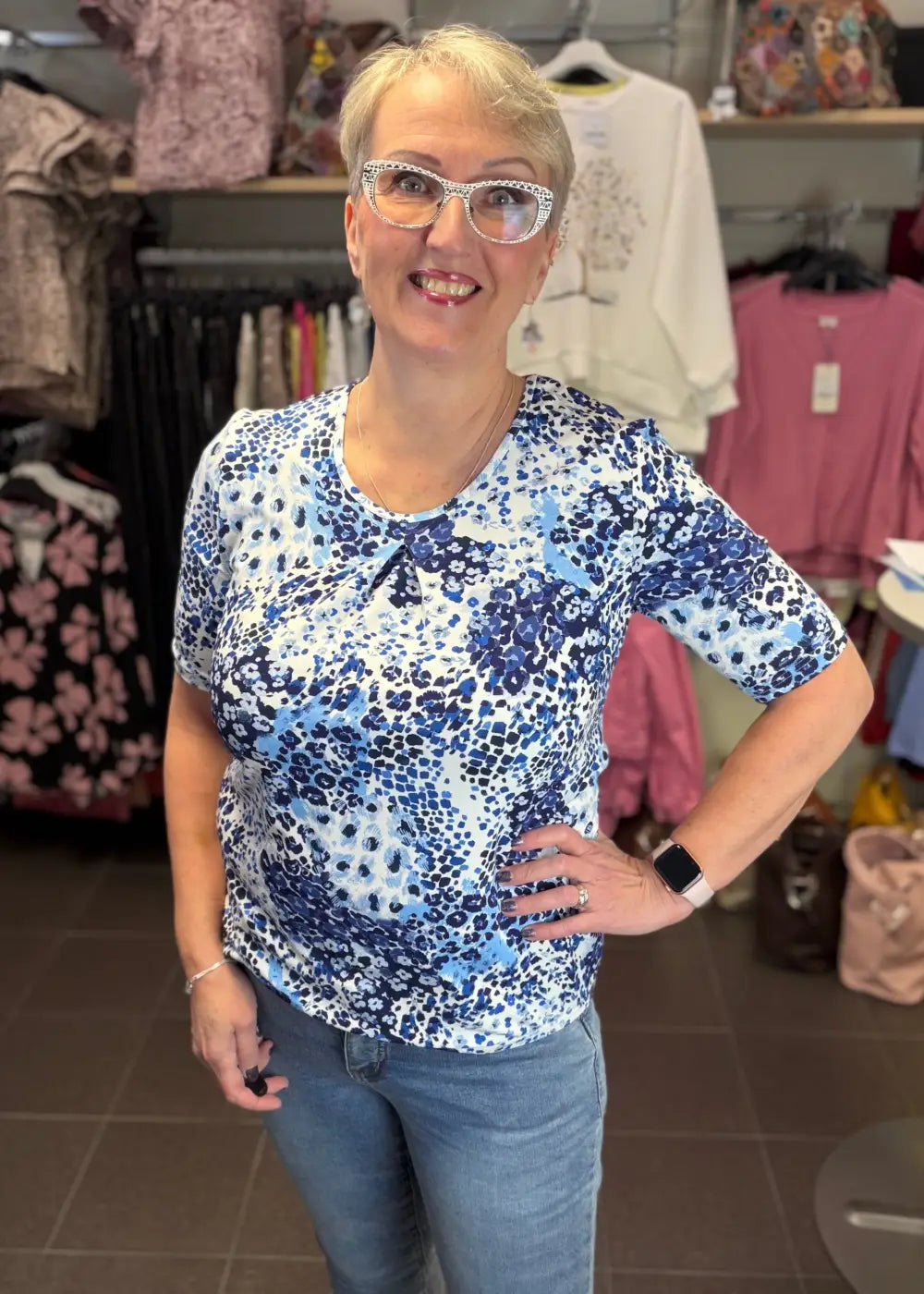 Lyhythihainen pusero kirkkaan sinisenä, joustava materiaali, edessä laskos, kapeneva helma, kuminauharypytys ja O-pääntie