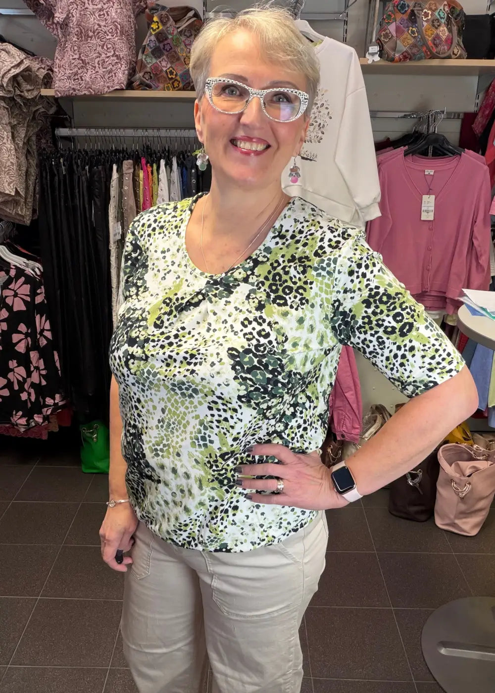 Lyhythihainen pusero raikkaan vihreänä, joustava materiaali, edessä laskos, kapeneva helma, kuminauharypytys ja O-pääntie