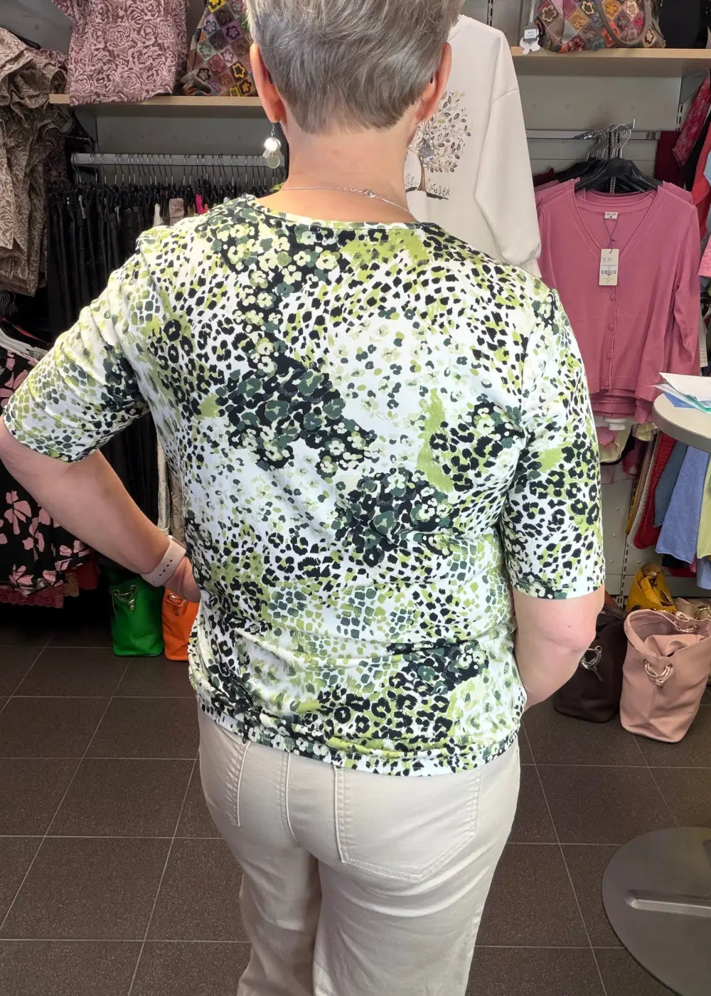 Lyhythihainen pusero raikkaan vihreänä, joustava materiaali, edessä laskos, kapeneva helma, kuminauharypytys ja O-pääntie